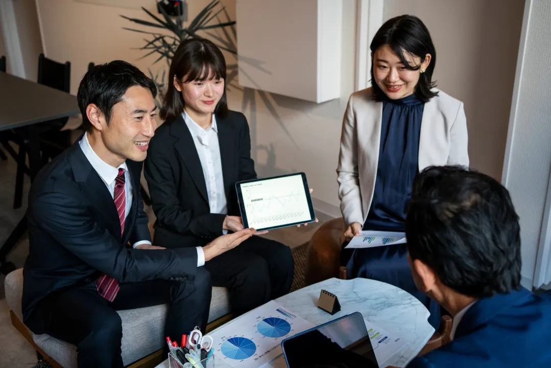 group-of-people-discussing